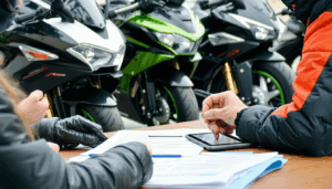 Porter un passager à moto ne se limite pas à une simple question de convivialité ou de praticité : c’est un véritable engagement de responsabilité pour l’accompagnateur comme pour l’accompagné. En France, où le deux-roues séduit toujours plus d’adeptes, la […]