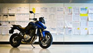 Délivrer une Assurance Moto pour une machine importée ou conduite avec un permis étranger n’est pas un simple réflexe administratif. Fausses bonnes affaires sur internet, non-reconnaissance du permis ou absence de certaines garanties orientent parfois les motards vers des chemins […]