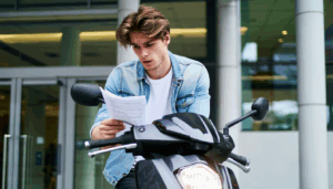 Dans le tumulte des villes et sur les routes périurbaines, le scooter 50cc s’impose plus que jamais comme un allié de mobilité, alliant économies, simplicité et liberté. Mais derrière ce choix populaire se cache une question essentielle : comment sélectionner […]