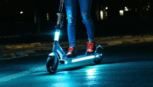 À la tombée de la nuit, les rues se métamorphosent en un terrain de jeu à la fois fascinant et piégeux pour les amateurs de deux-roues. Les dangers liés à la mauvaise visibilité, à l’éblouissement des phares et à la […]