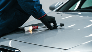 Qu’il s’agisse d’un coup de portière sur un parking bondé, d’un impact de grêle imprévisible ou d’un accrochage urbain, le débosselage sans peinture s’invite en solution alternative de choix face aux réparations carrosserie traditionnelles. Longtemps réservée aux mains expertes des […]
