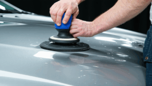 Un impact de grêle, une maladresse sur un parking ou tout simplement un accident léger – les motifs permettant à un capot de se déformer sont légion. Pourtant, si restaurer sa carrosserie semble à portée de main grâce aux nouvelles […]