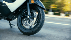 Sécurité. Contrôle. Innovation. Si l’on devait résumer l’évolution récente du freinage sur scooters, c’est bien autour de ces enjeux que tout gravite en 2025. Véritable allié des conducteurs urbains et périurbains, le système de freinage combiné s’impose progressivement comme le […]