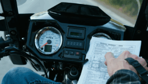 Un discret mais essentiel rouage de la mécanique moto se niche dans le pont, ce carter logé au cœur de la roue arrière sur les machines à transmission par arbre. Loin des préoccupations quotidiennes du motard moyen, l’huile de pont […]