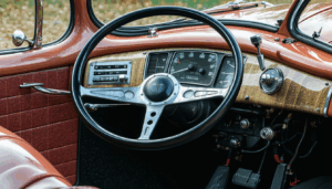 Des routes nocturnes à la lueur blafarde, aux ateliers où se joue l’équilibre entre modernisation et respect du patrimoine, le passage des véhicules anciens du 6V au 12V s’impose aujourd’hui comme un enjeu technique, mais aussi culturel au sein de […]