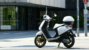 Sacralisé par les usagers urbains comme par les adeptes de grandes distances, le top case s’impose, en 2025, comme un incontournable du scooter moderne. Du centre-ville bourdonnant aux périphéries tranquilles, rares sont les conducteurs qui ne cherchent pas à allier […]
