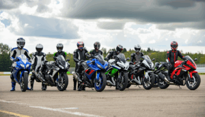 Passer l’examen du permis moto représente souvent le premier vrai défi pour les nouveaux motards. Entre l’appréhension, la découverte de la machine et le regard inquisiteur de l’examinateur, les pièges se multiplient. Il ne s’agit pas seulement de savoir démarrer […]