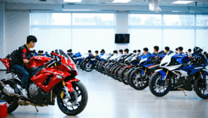 L’univers du deux-roues attire de plus en plus d’adeptes, qu’ils soient passionnés d’évasion, de sensations ou tout simplement en quête d’une solution de mobilité efficace. Pour autant, la jungle des permis moto en France reste épaisse pour bon nombre de […]