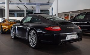Peu de noms dans l’univers automobile évoquent autant de passion, de respect et de performance que Porsche. Plus qu’un simple constructeur, la marque de Stuttgart est devenue un mythe, forgé sur les circuits du monde entier et entretenu par des […]
