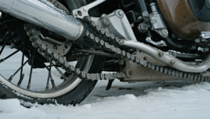 Les motards chevronnés comme les propriétaires de Yamaha, Honda ou Ducati l’ont appris à leurs dépens : l’hiver n’épargne aucune catégorie de deux-roues. C’est une saison qui conjugue froid mordant, humidité permanente, gelées matinales et sel corrosif sur les routes, […]
