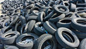 Le recyclage des pneus usagés se pose aujourd’hui comme une nécessité face aux enjeux environnementaux croissants. Chaque année, des millions de pneus terminent leur cycle de vie, créant des défis écologiques significatifs. Pourtant, ces déchets peuvent devenir des ressources précieuses […]