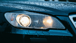 La formation de buée dans les phares est un problème courant qui peut non seulement altérer l’apparence de votre véhicule mais également nuire à votre sécurité sur la route. Cette condensation est souvent causée par des défauts d’étanchéité et des […]