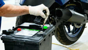 Remplacer la batterie de votre scooter est une étape incontournable pour garantir son bon fonctionnement. Que vous soyez propriétaire d’un modèle Yamaha, Piaggio, Honda, Kymco, Suzuki, Aprilia, Genuine Scooter Company, Sym, Vespa ou Lambretta, les conseils pratiques présentés ici vous […]