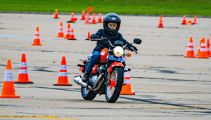 Il plane une aura particulière autour du fameux examen plateau pour le permis A1 et A2, où chaque motard en devenir mesure l’enjeu de la maniabilité parfaite. La moindre erreur peut peser lourd et chaque détail est scruté, autant par […]