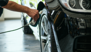 Redonner à votre voiture sa splendeur d’origine n’est pas seulement une question d’apparence, c’est également une stratégie pour protéger votre investissement et rehausser sa valeur. Ce guide a pour objectif de vous plonger dans l’univers fascinant de l’esthétique automobile, plus […]