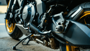 Un carénage intégral attire les regards, sublime l’aérodynamisme et protège les organes de votre moto. Mais il dissimule aussi nombre de mécanismes clefs dont l’accès conditionne la sécurité et la performance. Pour les passionnés, réviser une moto dotée de ce […]