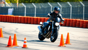 Maîtriser le parcours plateau occupe une place centrale dans la formation de tout motard désireux d’obtenir son permis de conduire. Cette épreuve technique, réalisée hors circulation, regroupe l’ensemble des manœuvres fondamentales que chaque futur conducteur devra exécuter avec précision lors […]