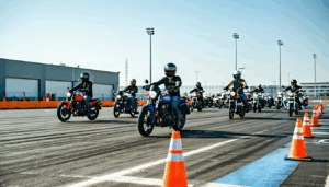 Obtenir son Permis Moto en 2025 n’a jamais été aussi synonyme d’engagement financier et de choix stratégiques. Dans un contexte où les tarifs oscillent fortement entre Paris et la province, la décision d’intégrer une Moto École, de choisir son volume […]