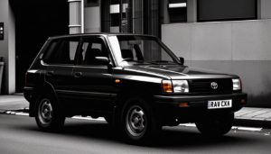 Le Toyota RAV4 s’est imposé comme une véritable légende automobile depuis plus de trois décennies. Né en 1994, ce SUV compact a révolutionné un marché alors très conservateur, en combinant la praticité des véhicules urbains et la robustesse d’un 4×4. […]