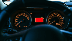 La lumière rouge du voyant de batterie sur le tableau de bord est souvent synonyme d’inquiétude pour de nombreux automobilistes. Ce pictogramme, qui ressemble à une batterie, peut alerter sur de potentiels problèmes au sein du système électrique de votre […]
